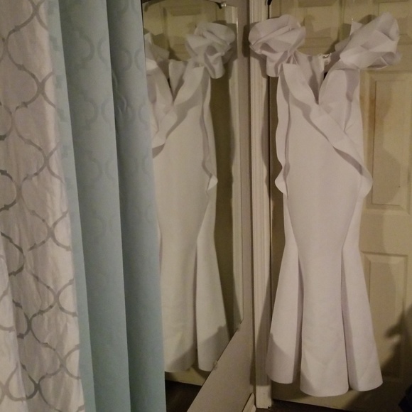 Dresses & Skirts - Elegant long white evening dress